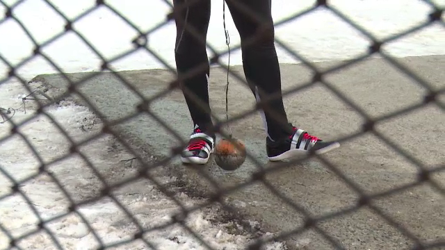 Elev agresat de doi colegi, in timpul orelor. Adolescentul este internat la spital dupa ce a lesinat