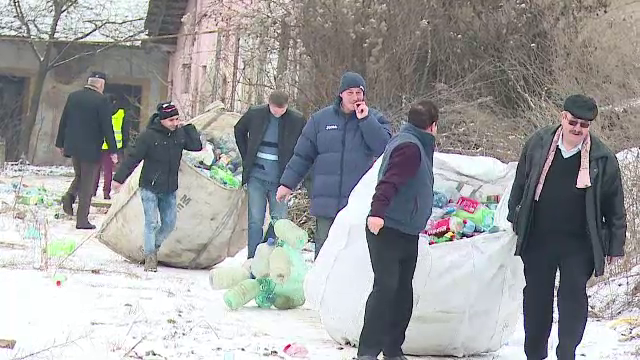 Doua tone de PET-uri, confiscate de politisti de la oameni ai strazii. Cati bani luau acestia pentru 10 kilograme de deseuri