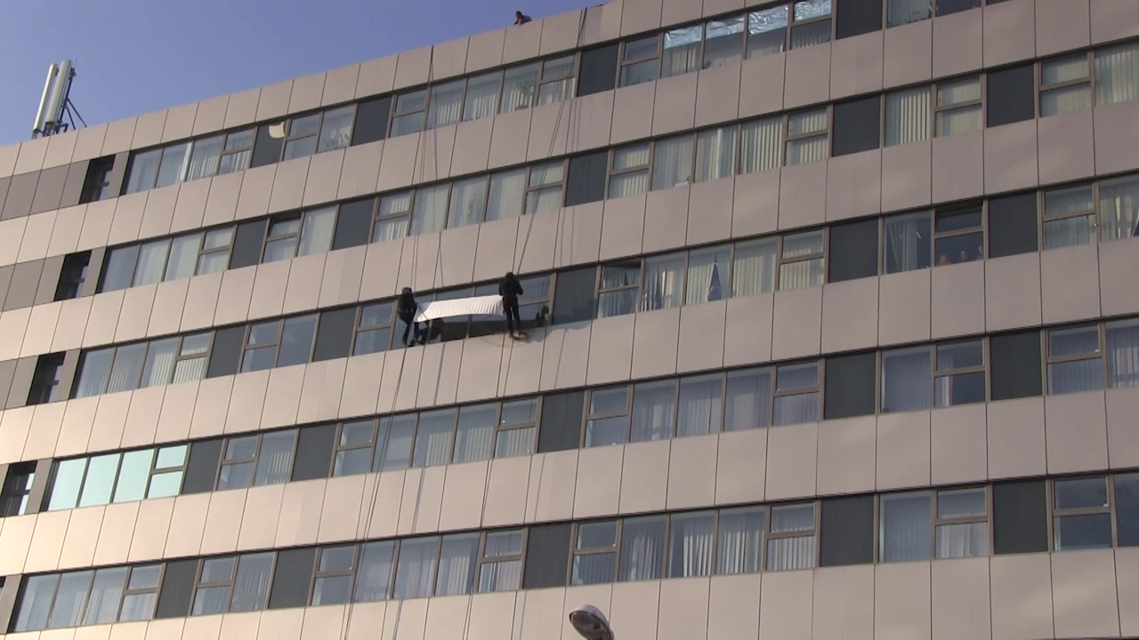 Gestul grandios cu care un roman si-a cerut iubita in casatorie, in fata colegilor. Reactia ei cand a vazut mesajul: VIDEO