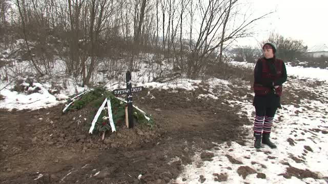 Cazul femeii din Dolj inmormantate pe camp. Preotul a spus ca isi va explica gestul scandalos doar daca primeste bani