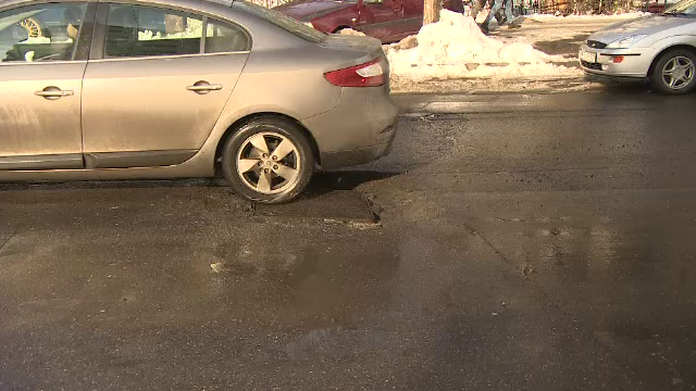 Unde nu merge cu vorba buna, merge cu insistenta. Solutia gasita de un grup de soferi pentru ca autoritatile sa astupe gropi