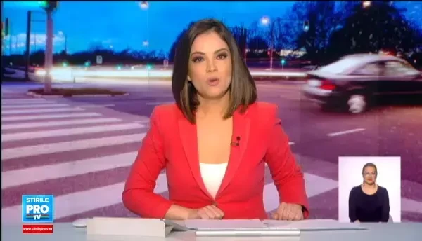 Impact violent intr-o intersectie din Timisoara, dupa care o masina a ricosat intr-o casa. O persoana a ajuns la spital