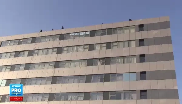 Gestul grandios cu care un roman si-a cerut iubita in casatorie, in fata colegilor. Reactia ei cand a vazut mesajul: VIDEO