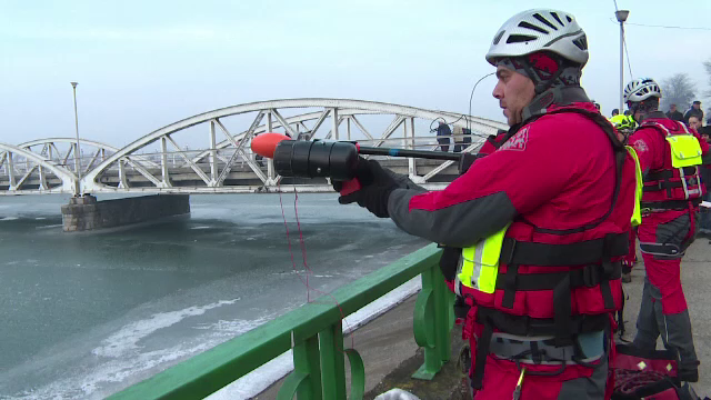 Pe un lac inghetat din Targu Jiu s-a simulat o misiune de salvare. Instrumentul folosit pentru prima data in Romania