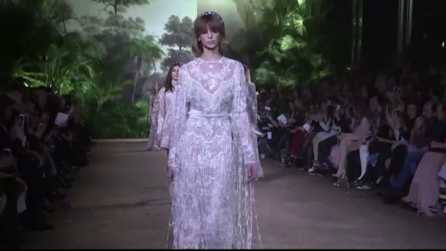 Giorgio Armani si Elie Saab au prezentat noile colectii la Saptamana Modei de la Paris. Tinutele purtate de modele
