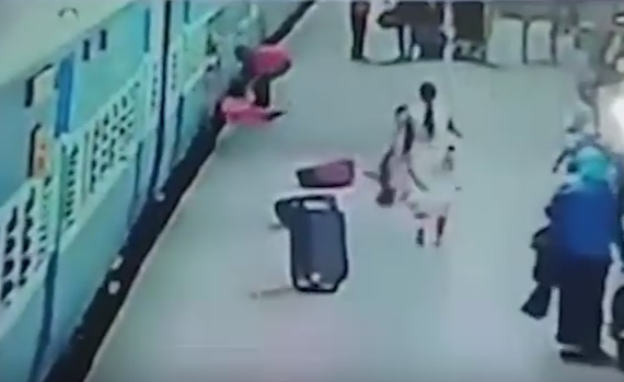 Accident terifiant intr-o gara din Mumbai. Momentul in care o pasagera este trasa sub trenul din care tocmai coborase. VIDEO