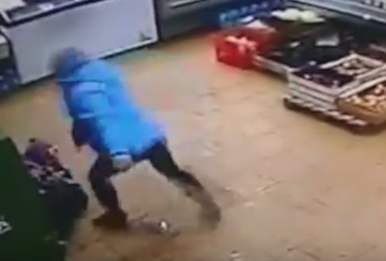 Caz socant in Rusia. O mama a fost filmata in timp ce isi lovea copilul, aflat la podea, cu picioarele in burta. VIDEO