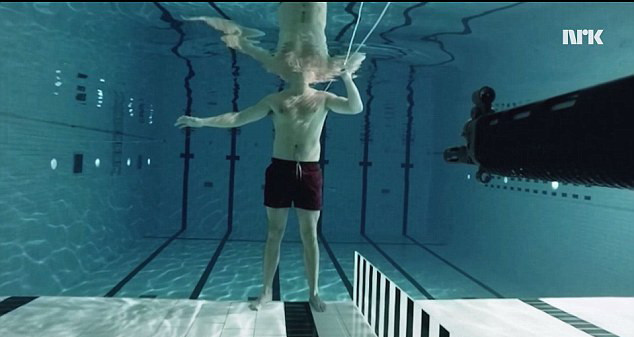 De ce nu poti sa tragi cu arma sub apa. Rezultatul unui experiment facut de un fizician, care si-a riscat propria viata