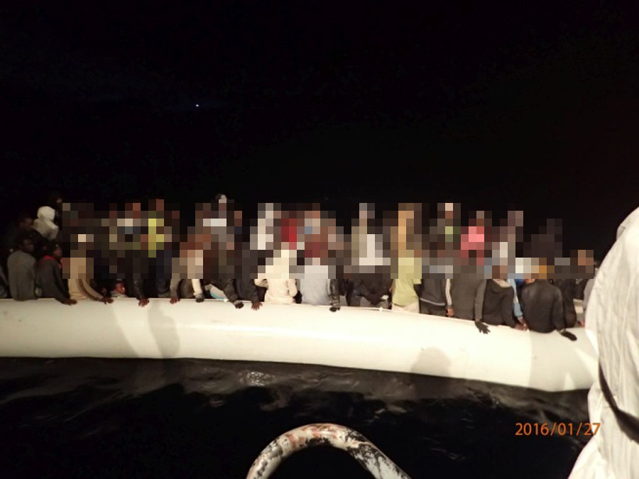 119 migranti, dintre care 34 minori, salvati de o nava romaneasca in Marea Mediterana. Se aflau pe o barca gonflabila