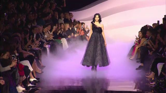 Armani, Valentino si Gaultier au incheiat Saptamana Modei de la Paris. Rochia cu cristale la care s-a lucrat 300 de ore
