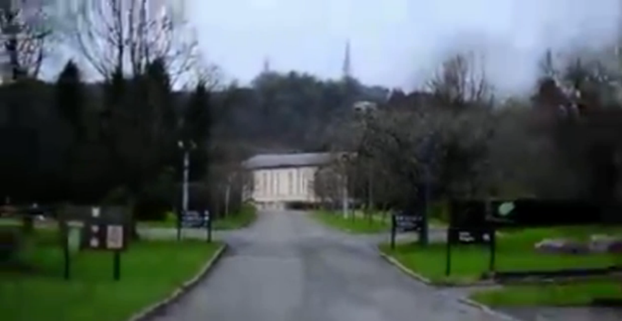 Gafa rusinoasa facuta de un preot la o inmormantare. Oamenii au ramas perplecsi cand au vazut ce scene au aparut pe ecran