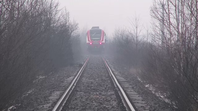 Un barbat din Maramures a murit spulberat de un tren personal. Detaliul pe care l-a observat mecanicul inainte de tragedie