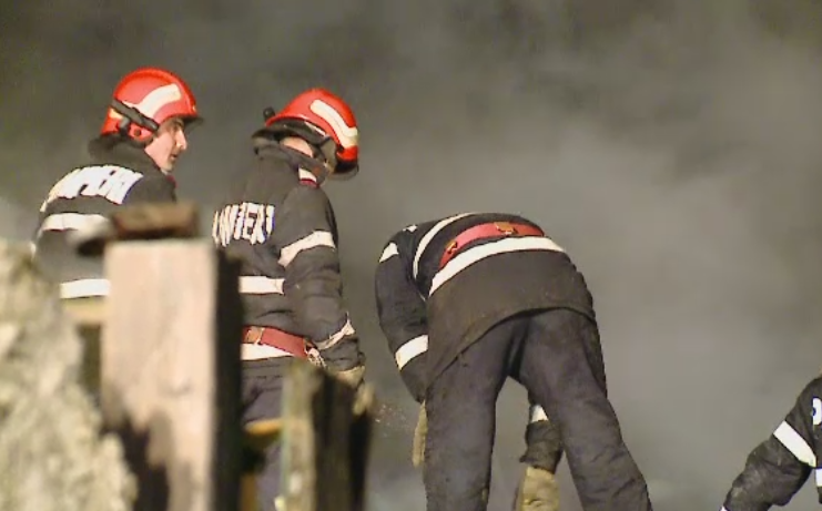 Incendiu devastator in Bucuresti. O mama si sapte copii au ramas fara locuinta, dupa ce a fost distrusa de flacari