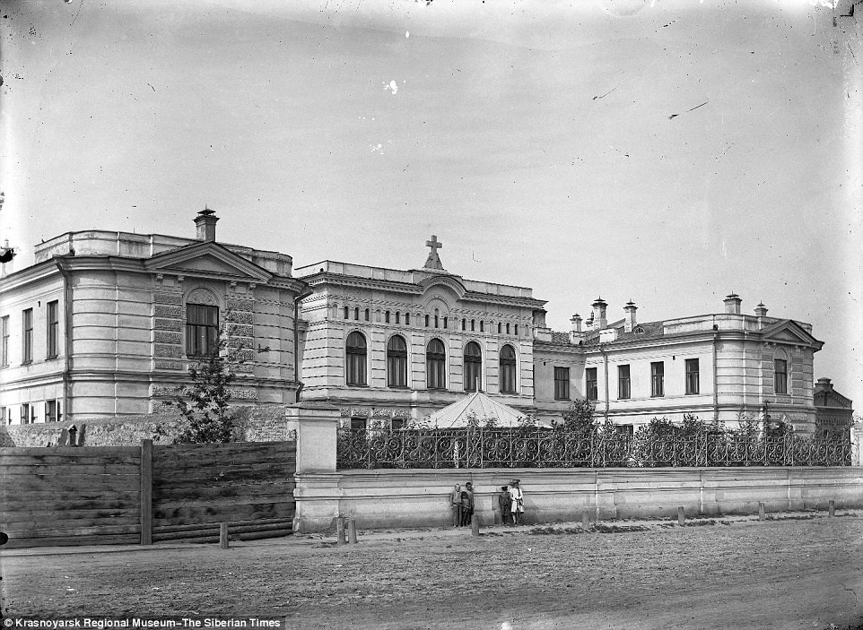 Fotografiile de la un muzeu din Rusia ii pun in dificultate pe specialisti. Cine este fetita care apare in toate imaginile