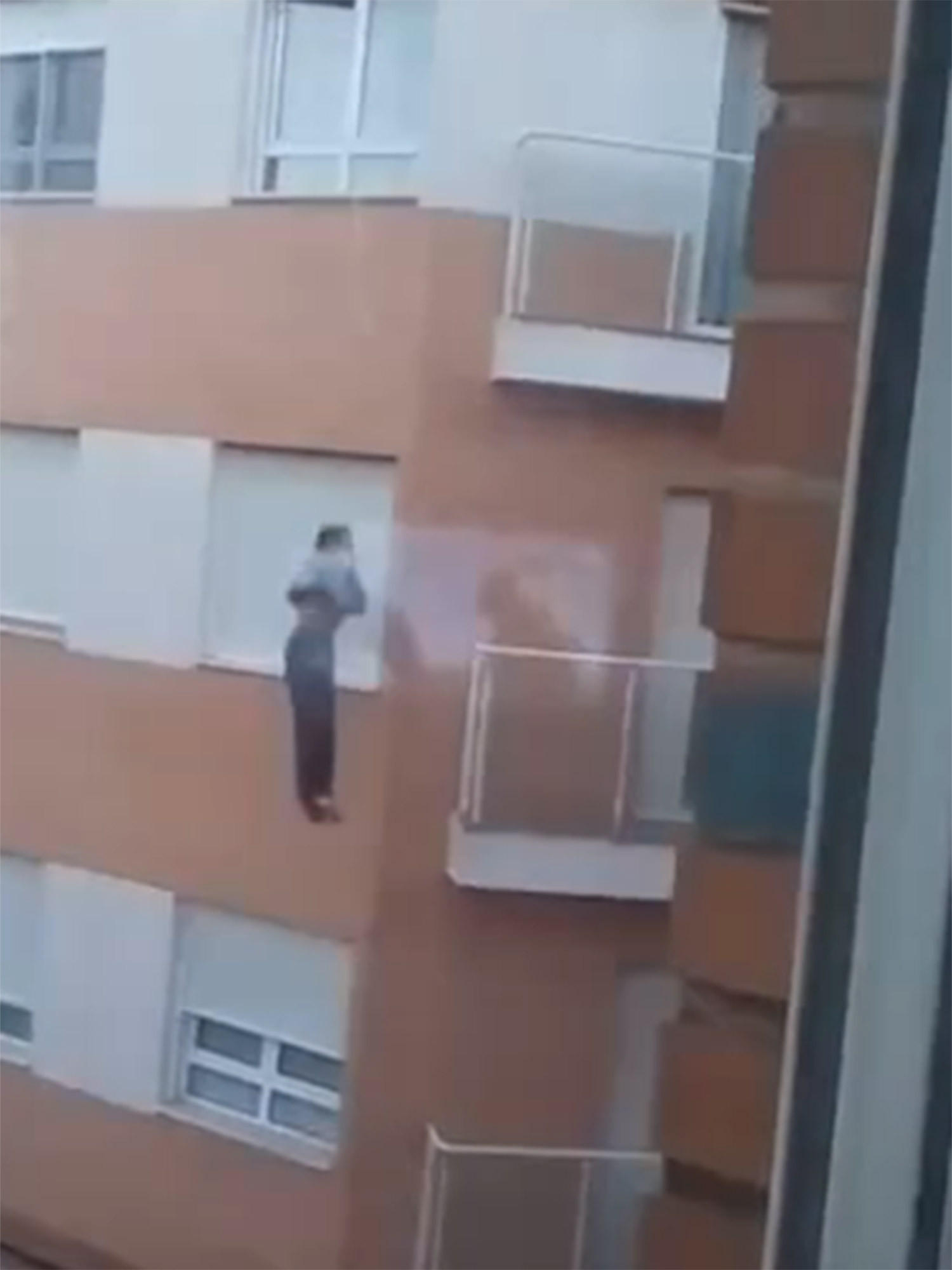 Momentul terifiant in care un barbat care si-a uitat cheile in casa cade de la etaj si moare, filmat de un vecin. VIDEO