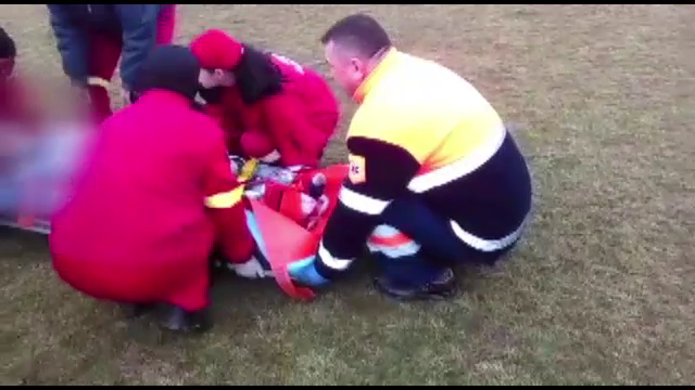 Joaca periculoasa s-a transformat in tragedie. Un copil de 10 ani risca sa-si piarda piciorul, dupa ce a fost prins sub tren