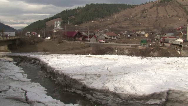 Locuitorii satelor de pe malul Bistritei, amenintati de incalzirea brusca a vremii. Fenomenul care le pune in pericol casele