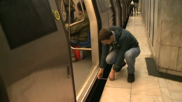 Reportaj ProTV: Ce distante sunt intre peron si tren in statiile de metrou, in conditiile in care maxima admisa e de 8 cm