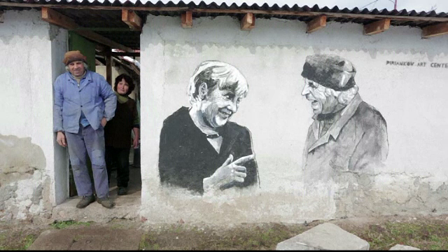 Un sat din Bulgaria, transformat intr-o atractie inedita. Casele, acoperite de grafitti ce-i infatiseaza pe Obama sau Merkel