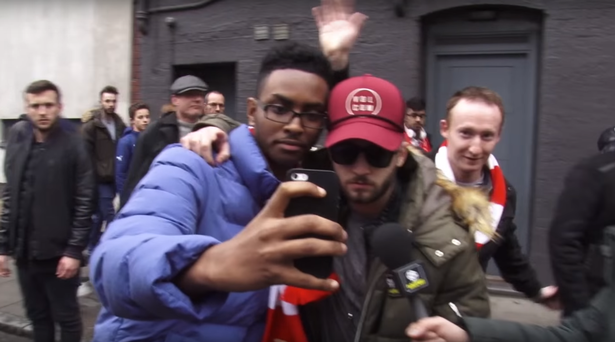 S-a dus la stadion si a pacalit zeci de fani ca e noua achizitie a lui Arsenal! Farsa dementiala pusa la cale de doi barbati