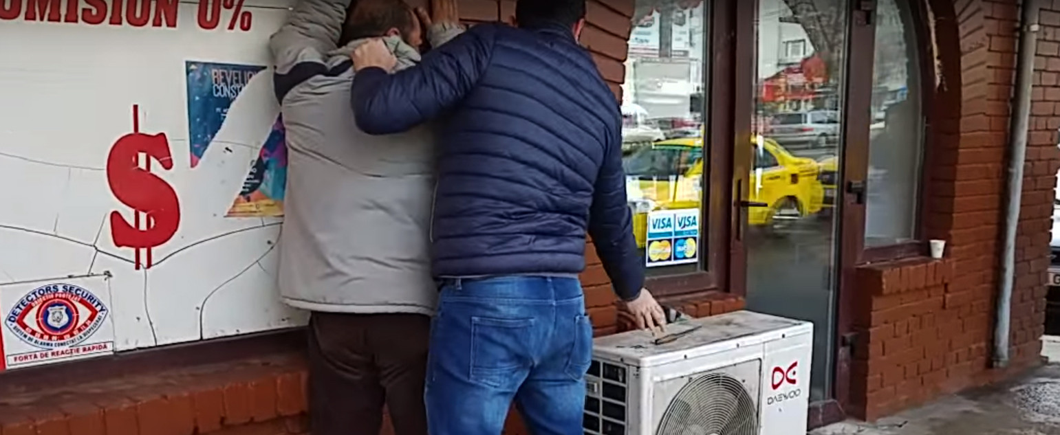 Un barbat care ameninta trecatorii cu un cutit a fost arestat in Constanta. Cine a fost cel care l-a imobilizat. VIDEO