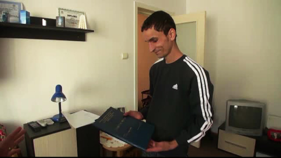 Abandonat la nastere si gonit de mama adoptiva, un tanar din Braila a invins destinul. Boala nemiloasa cu care lupta