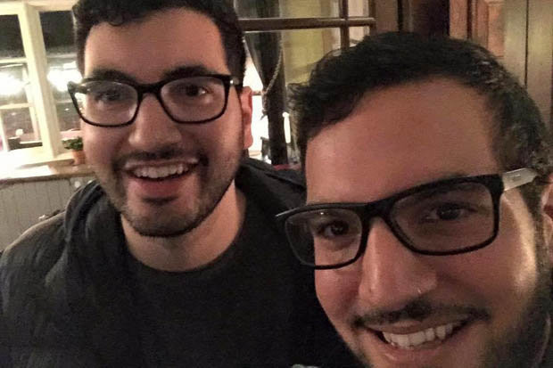 A iesit sa bea o bere, dar a dat peste "fratele geaman". Un barbat si-a intalnit sosia intr-un pub: cum a reactionat