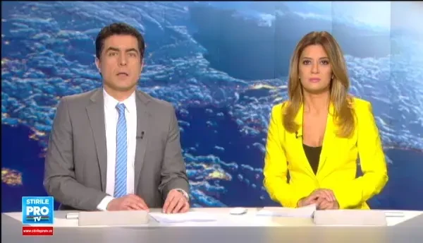 Inconstienta l-a costat antebratul. Imagini socante cu un urs care ataca un barbat, dupa ce acesta a incercat sa il mangaie