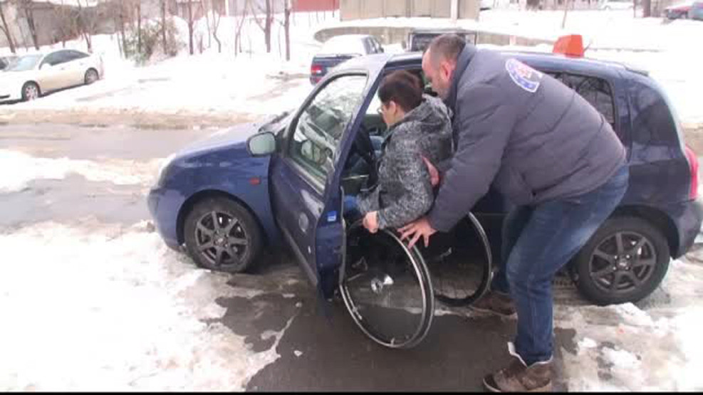 O scoala de soferi pentru persoane cu dizabilitati atrage elevi din toata tara. Conditiile speciale de examen