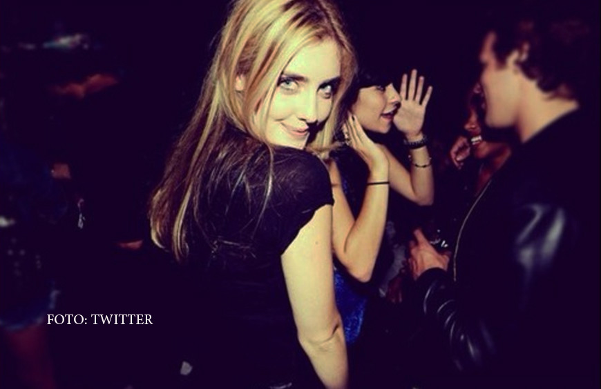 Printul Harry ar avea o noua iubita, cu aproape 10 ani mai mica ca el. Tanara s-a pozat topless, cu tigara in gura