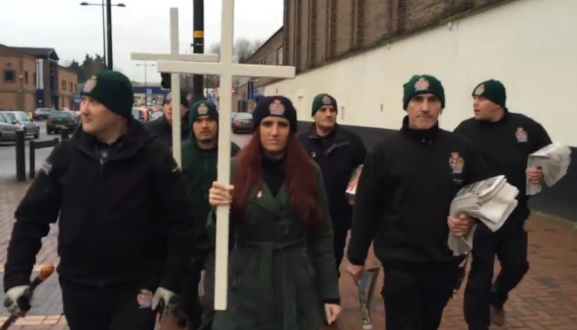 Demonstratie bizara intr-un oras din Marea Britanie. Mesajele transmise de membrii "Patrulei crestine" musulmanilor din zona