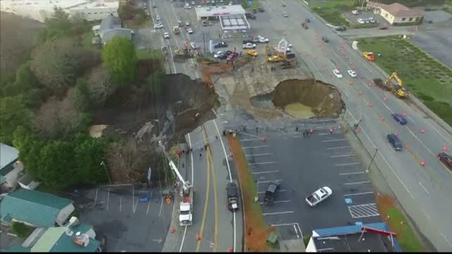 Groapa uriasa aparuta pe o autostrada din SUA. Repararea craterului va dura cel putin opt saptamani