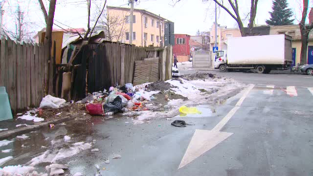 Topirea zapezii a scos la iveala un Bucuresti cenusiu, cu strazi pline de gunoaie. "Acesta este nivelul nostru de educatie"