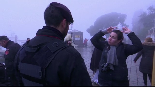 Masuri sporite de securitate la Carnavalul de la Venetia. Politistii ii pot obliga pe turisti sa isi dea mastile jos