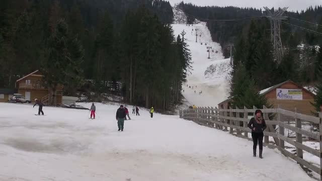 Temperaturile ridicate le dau batai de cap administratorilor de partii. Cum au reusit sa salveze sezonul de schi