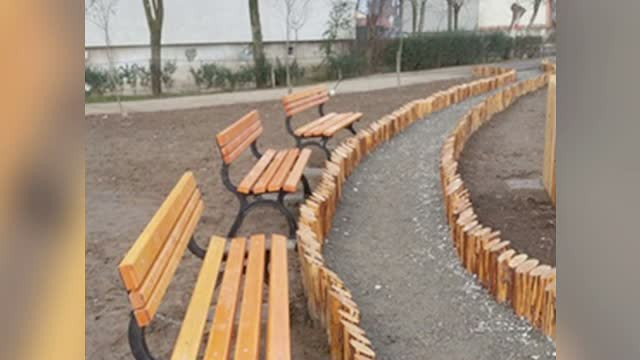 Ce poate merge rau atunci cand pui cativa muncitori romani sa monteze un gard si banci. Primar: "Proiectantul e batut in cap"