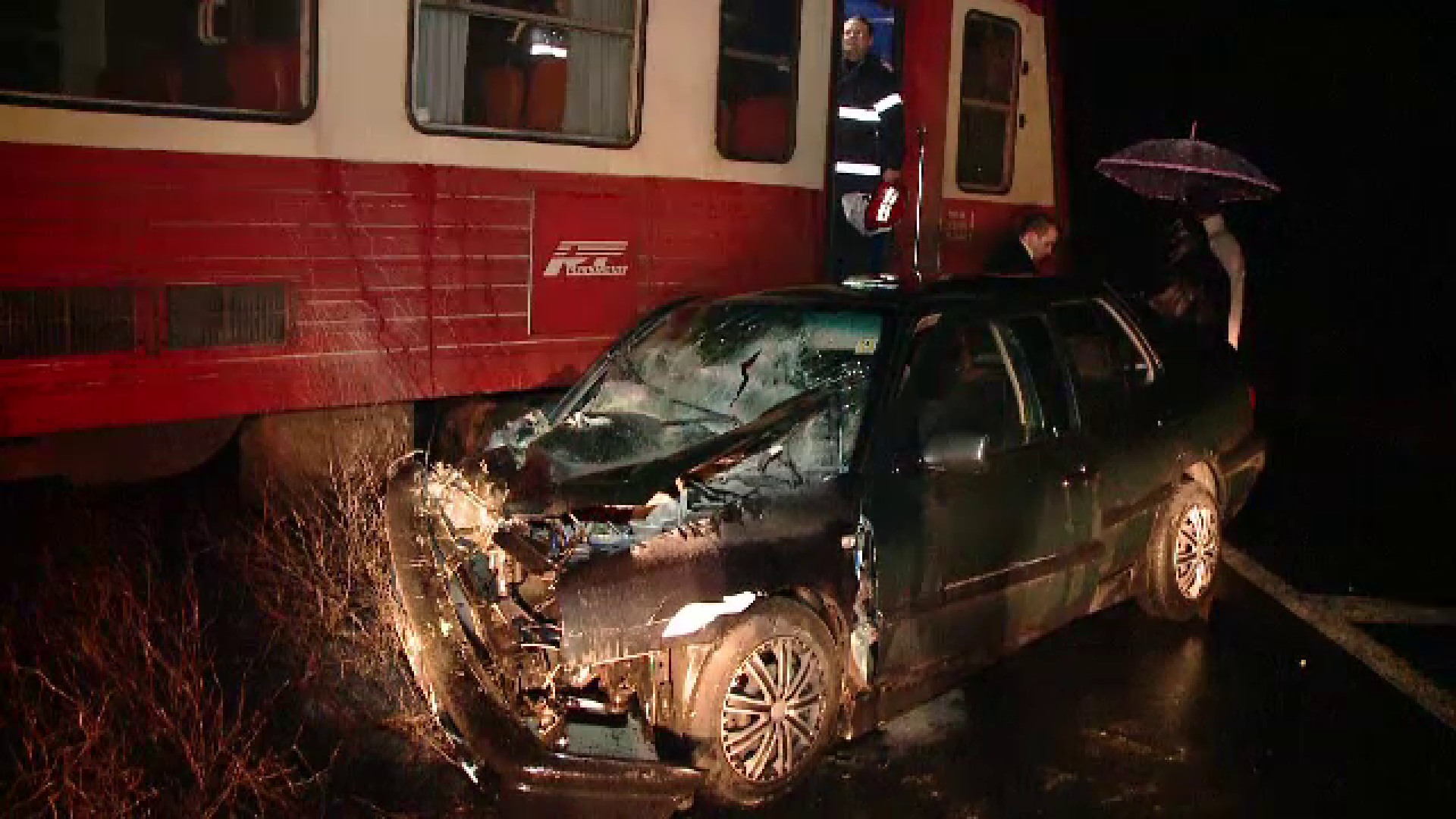 Clipe de cosmar pentru o familie din Timis, dupa ce masina lor a fost lovita de un tren. Ce s-a intamplat cu pasagerii