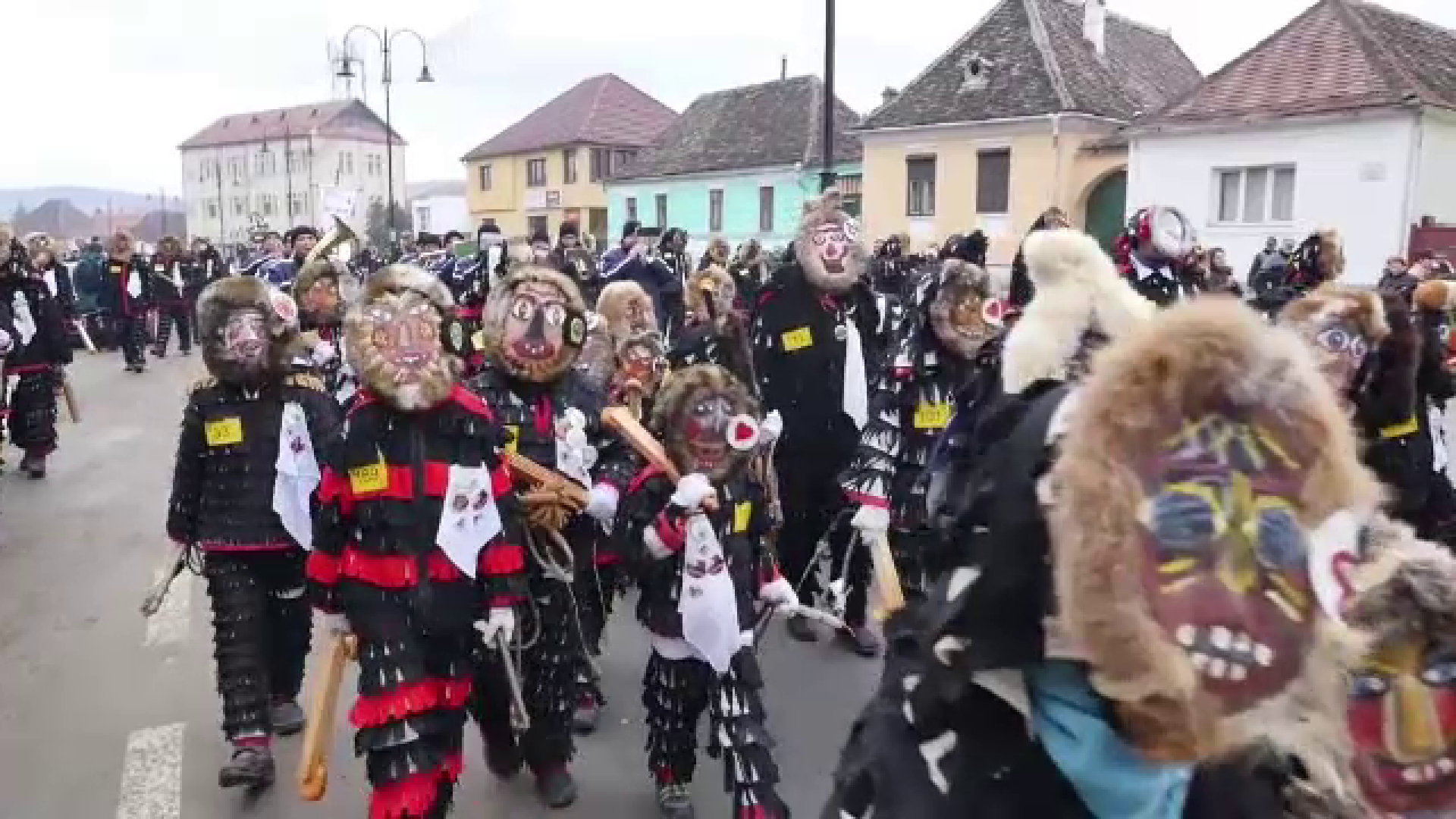 Obiceiul care atrage sute de turisti intr-un oras din Transilvania. Oamenii se costumeaza si fac un zgomot infernal