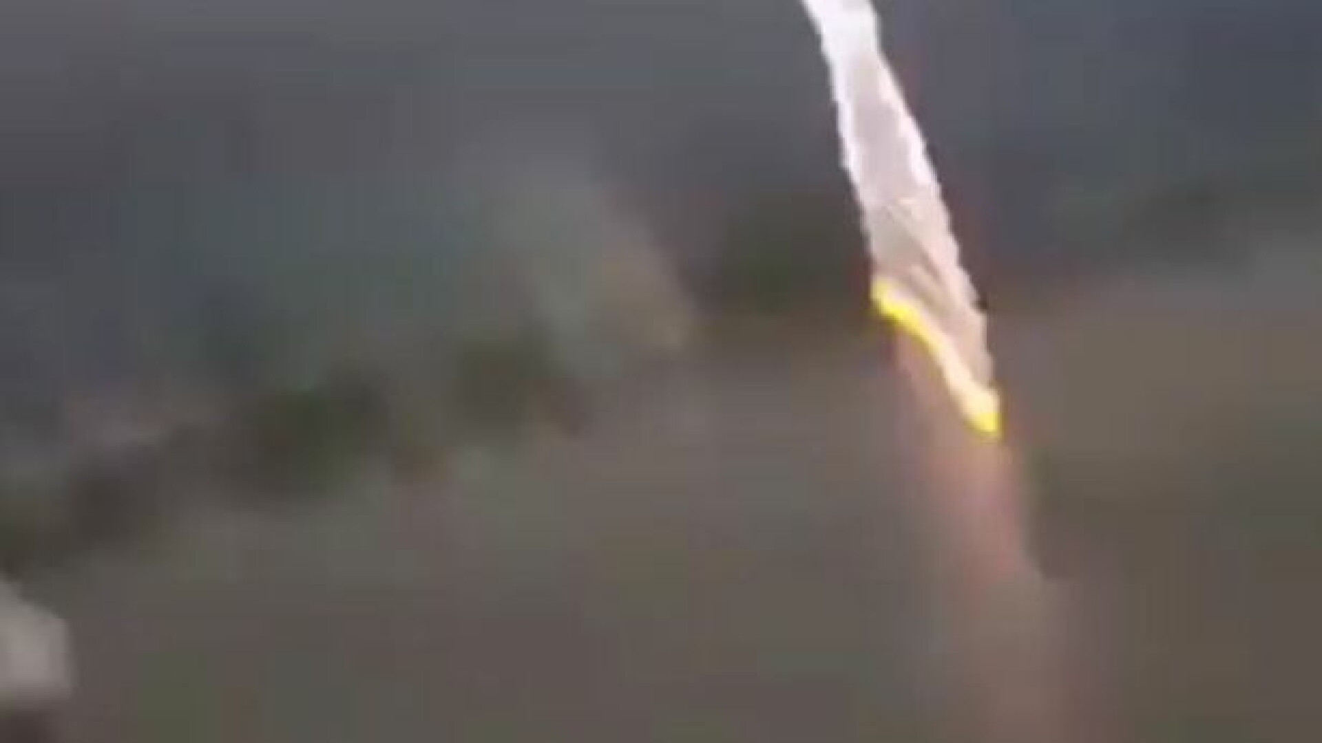 Filmau o furtuna in port cand au tras o spaima ingrozitoare. Momentul in care fulgerul loveste la cativa metri de cei doi