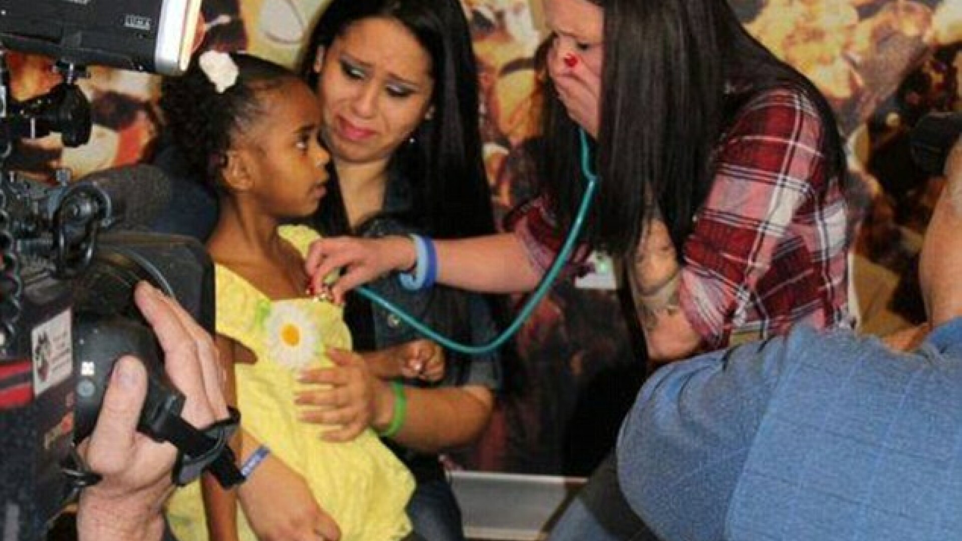 Momentul trait de o mama care a acceptat sa doneze inima fiul ei unei fetite. Intalnirea celor doua, filmata de medici. VIDEO