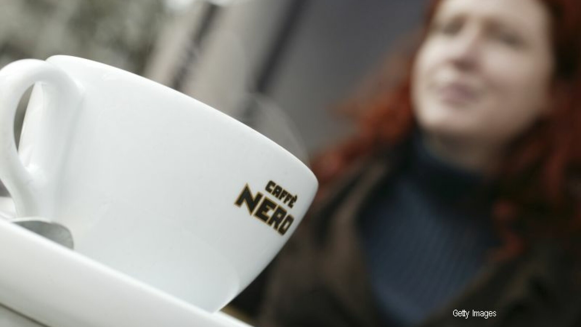 Un cersetor lua pranzul la o cafenea, cand a fost dat afara in frig. Gestul superb facut de o femeie care a vazut totul