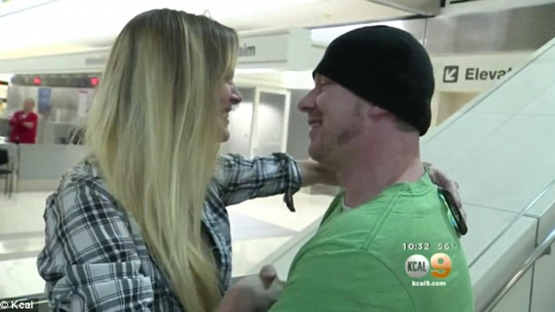 S-au cunoscut pe Instagram in urma cu un an. Gestul celor doi in momentul in care s-au vazut pe aeroport pentru prima data