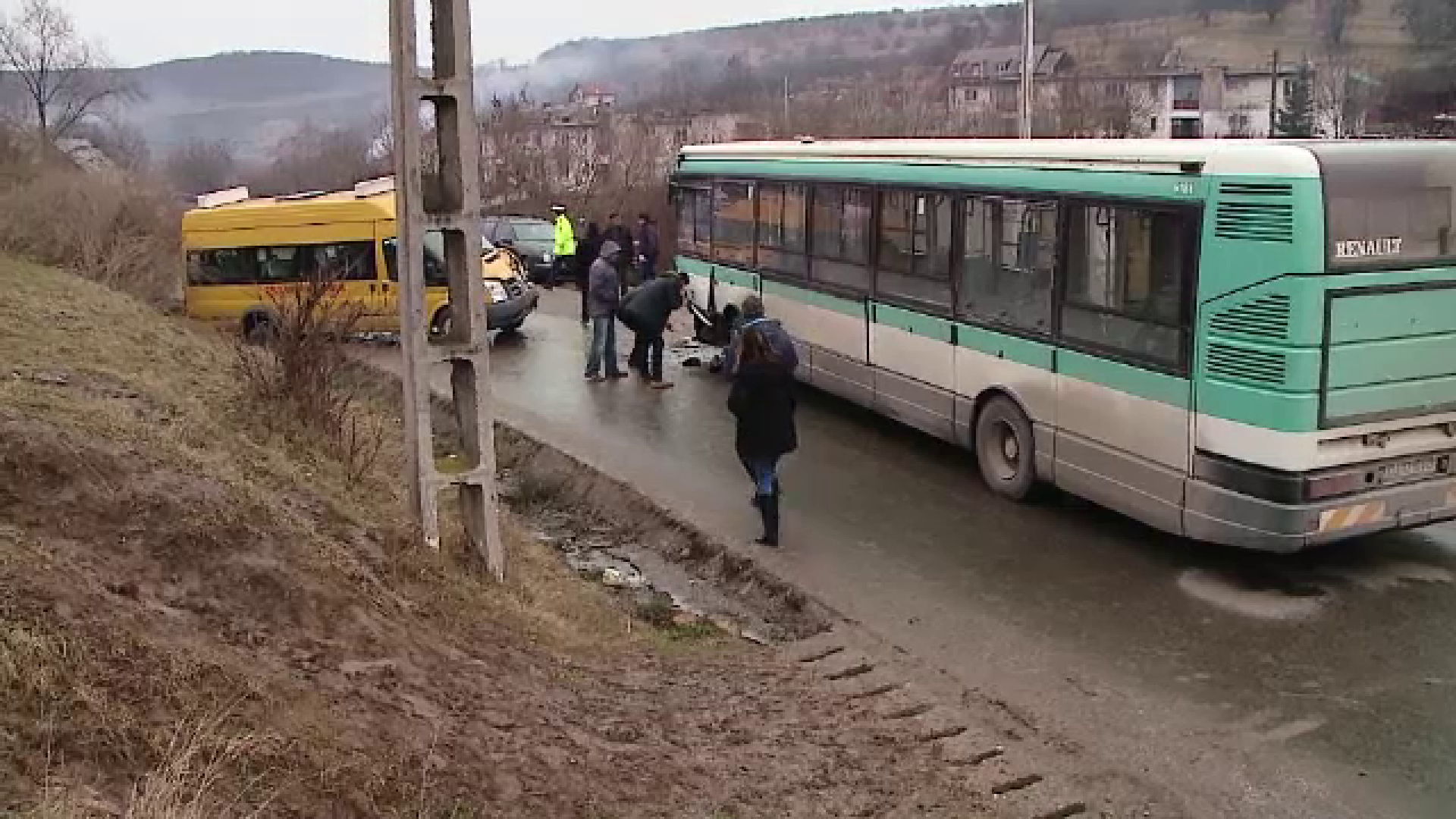 Accident frontal intre un microbuz plin de elevi si un autobuz cu 60 de pasageri. Ce au gasit politistii la fata locului
