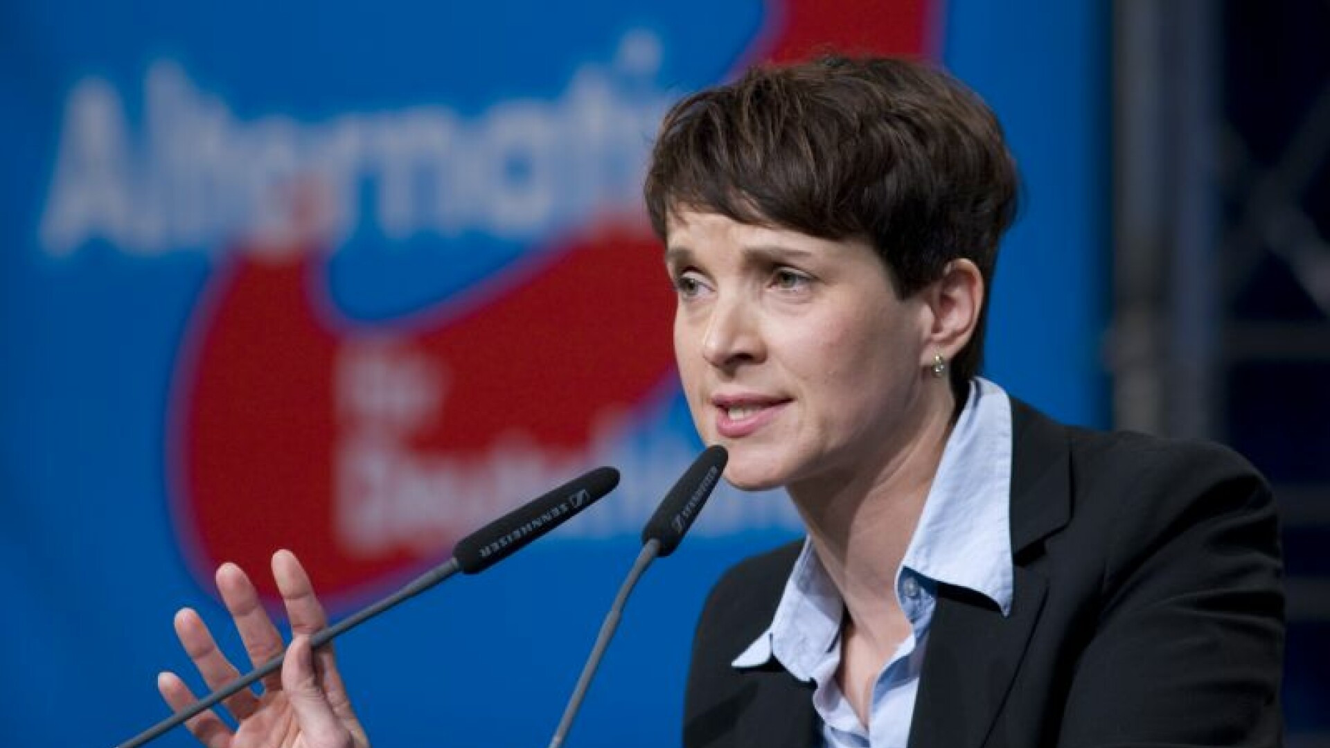 O lidera extremista din Germania cere dreptul ca politistii sa impuste imigrantii ilegali: Daca e necesar, sa foloseasca arme