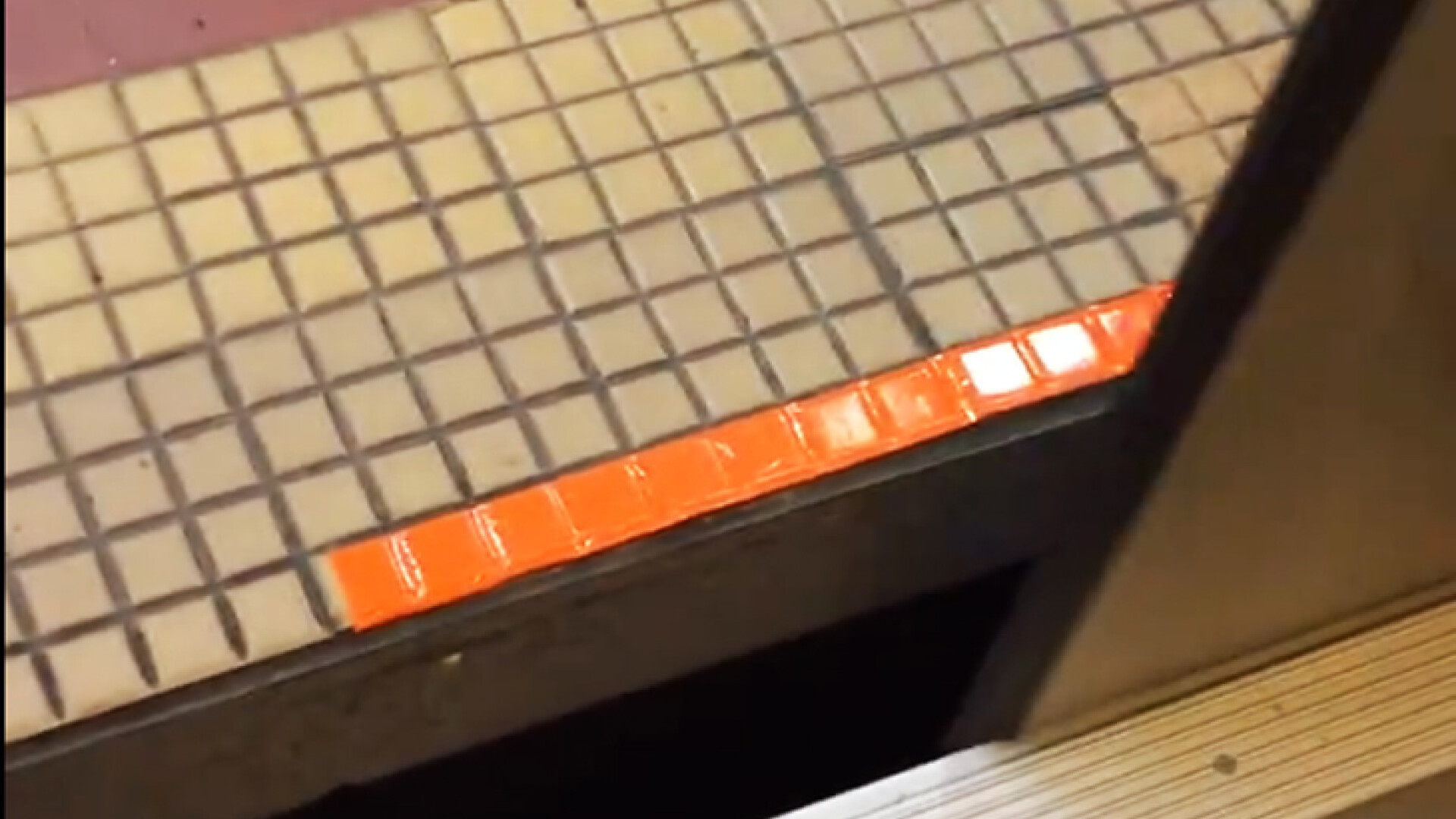 Problema spatiului dintre peron si vagon, la metrou, reclamata si de persoane cu dizabilitati. ANPC vrea avertizare sonora