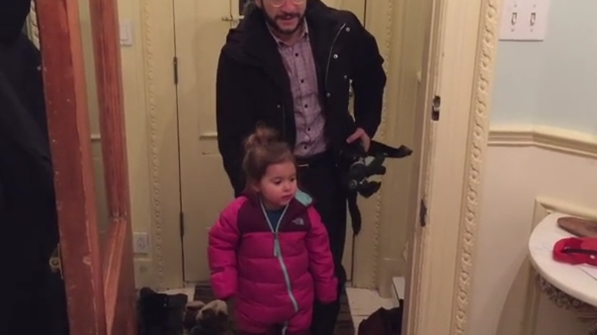 Trucul unui tata face furori pe internet. Cum isi descalta fetita de cizme fara sa-si foloseasca mainile. VIDEO