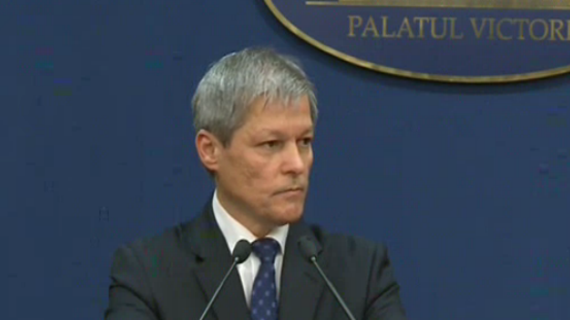 Raspunsurile date de premierul Ciolos pe Facebook, in miez de noapte. "Daca doriti un dictator, nu contati pe mine"