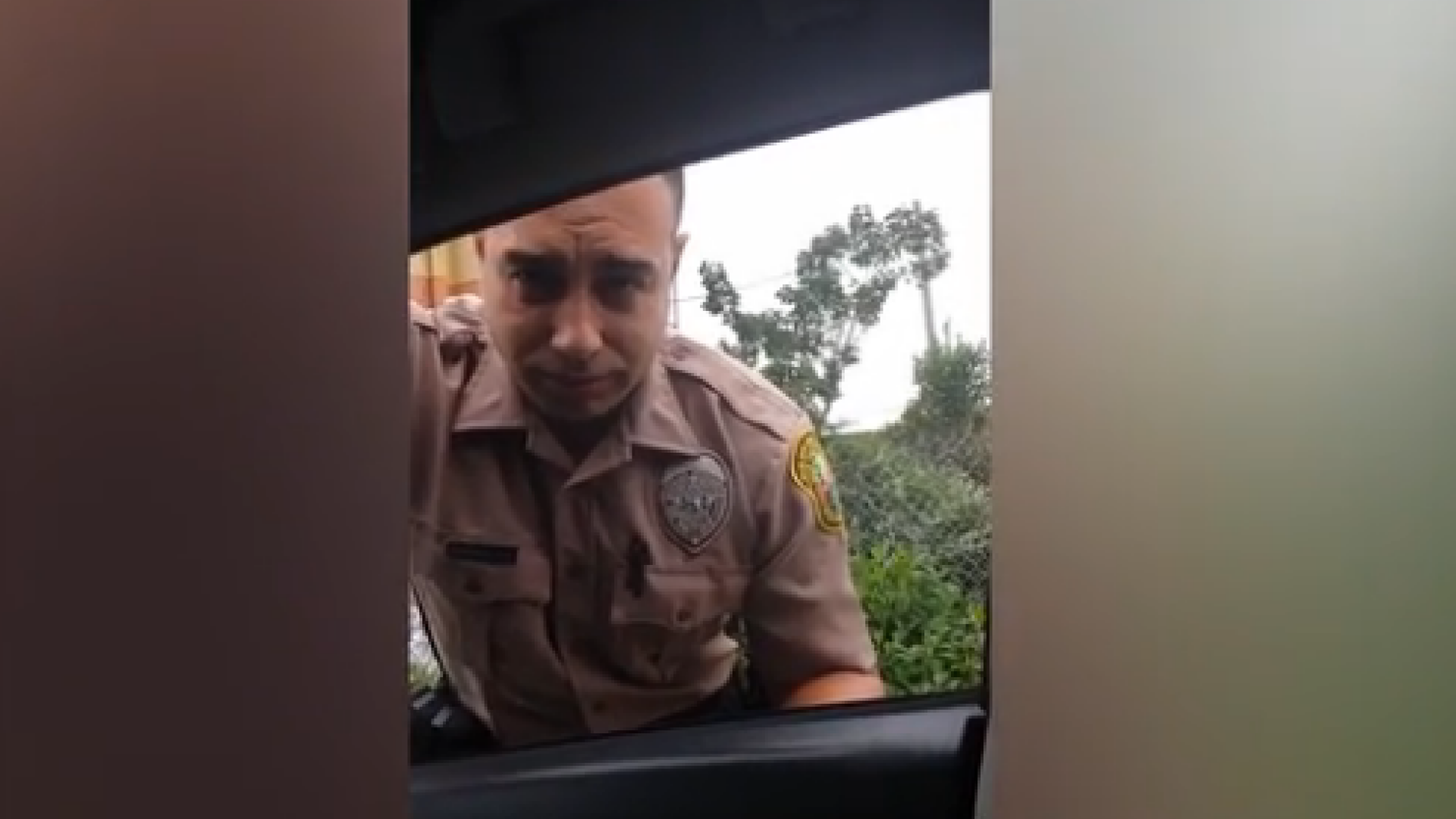 O americanca a urmarit in trafic un politist care mergea cu viteza. Ce s-a intamplat dupa ce amandoi au oprit pe dreapta