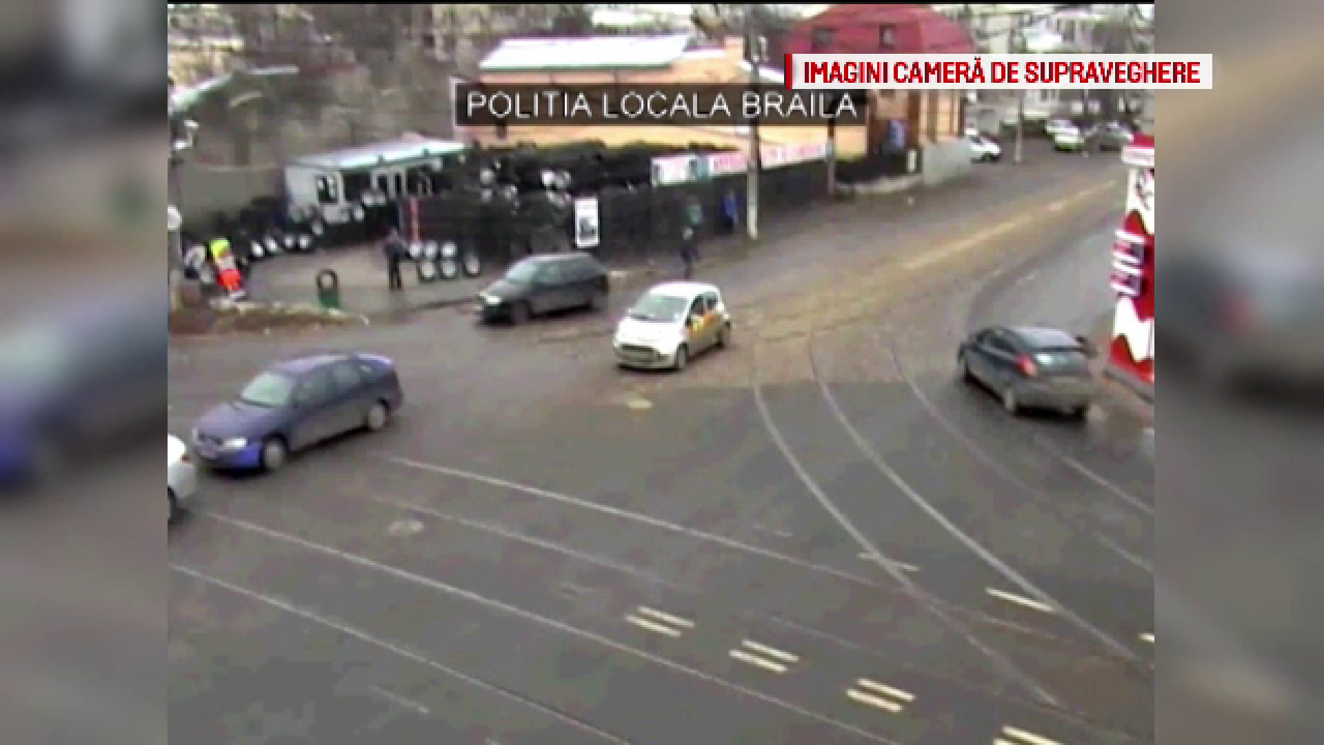 Camerele au surprins accidentul. O ambulanta cu un pacient in coma a intrat in masina care a blocat o intersectie din Braila