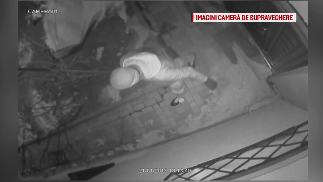 Un hot din Galati a incercat fara succes sa sparga o casa. Ce a facut cand a vazut ca usa si ferestrele sunt inchise